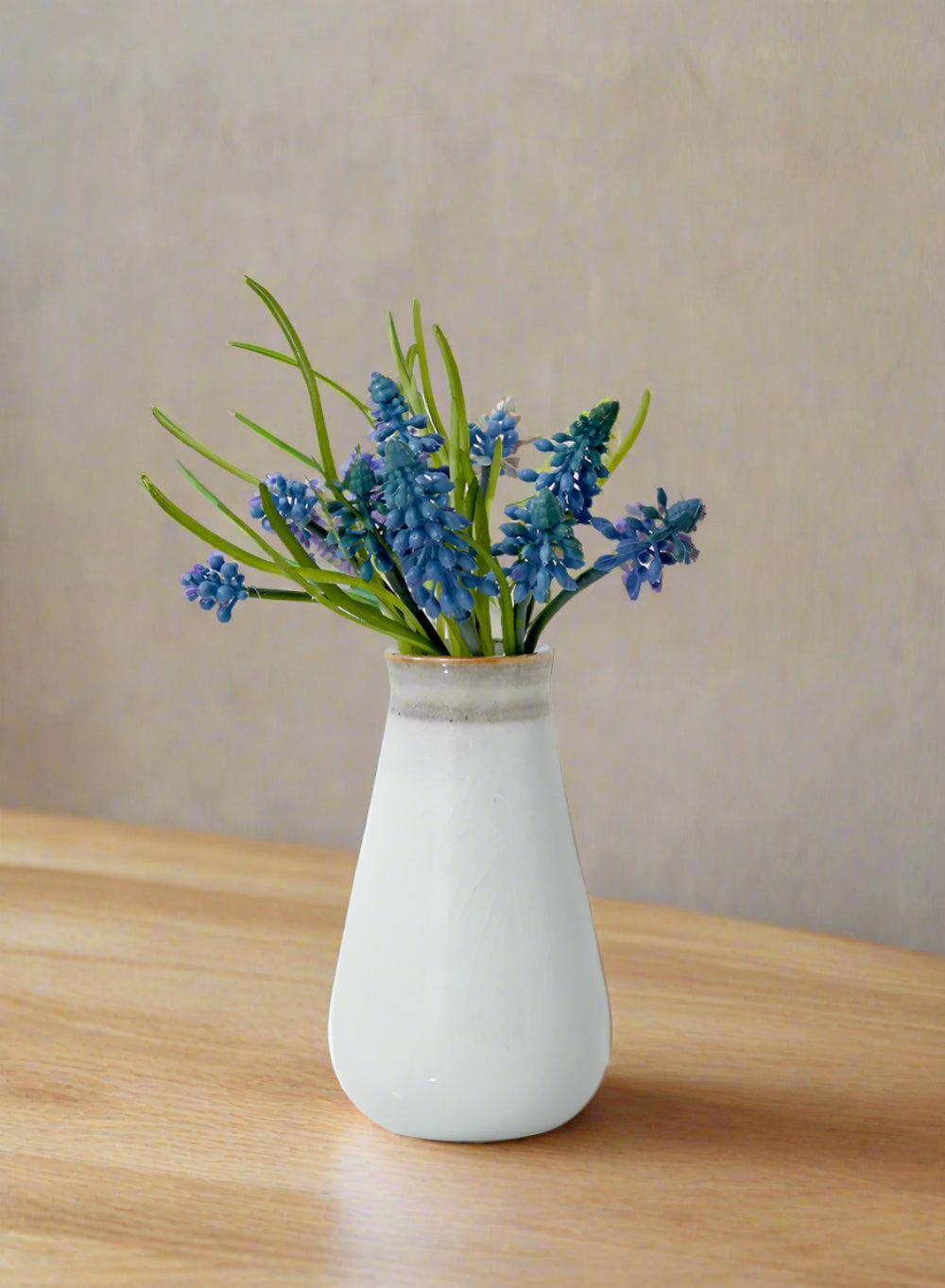 Serene Spaces Living 5.5 inches Tall Ceramic Bud Vase For Floral Arrangements In Parties, Events And Home Decor